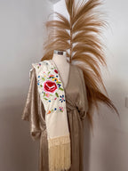 Manton invitada beige con bordado multicolor