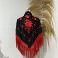 Mantoncillo negro con bordado rojo