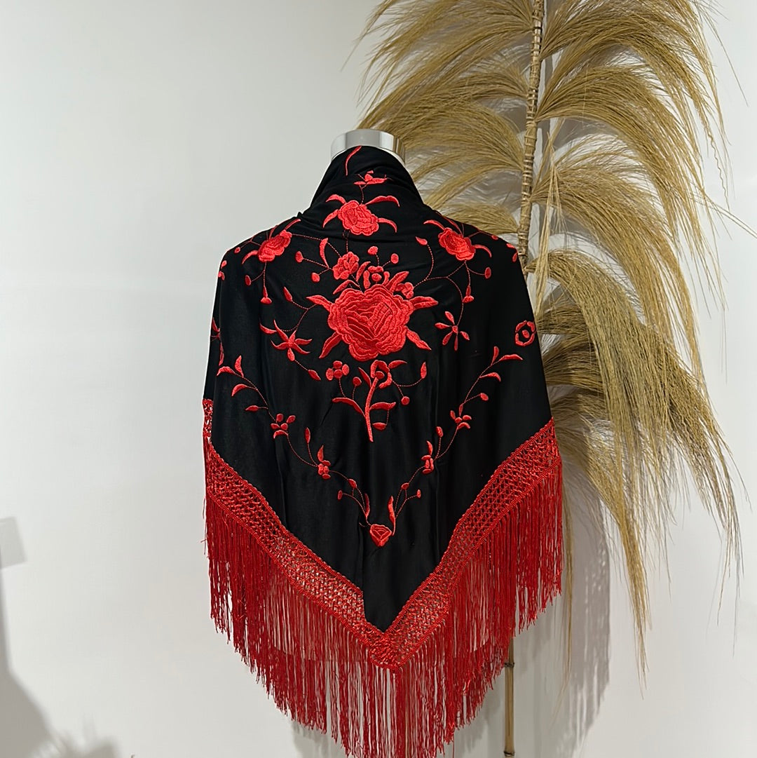 Mantoncillo negro con bordado rojo