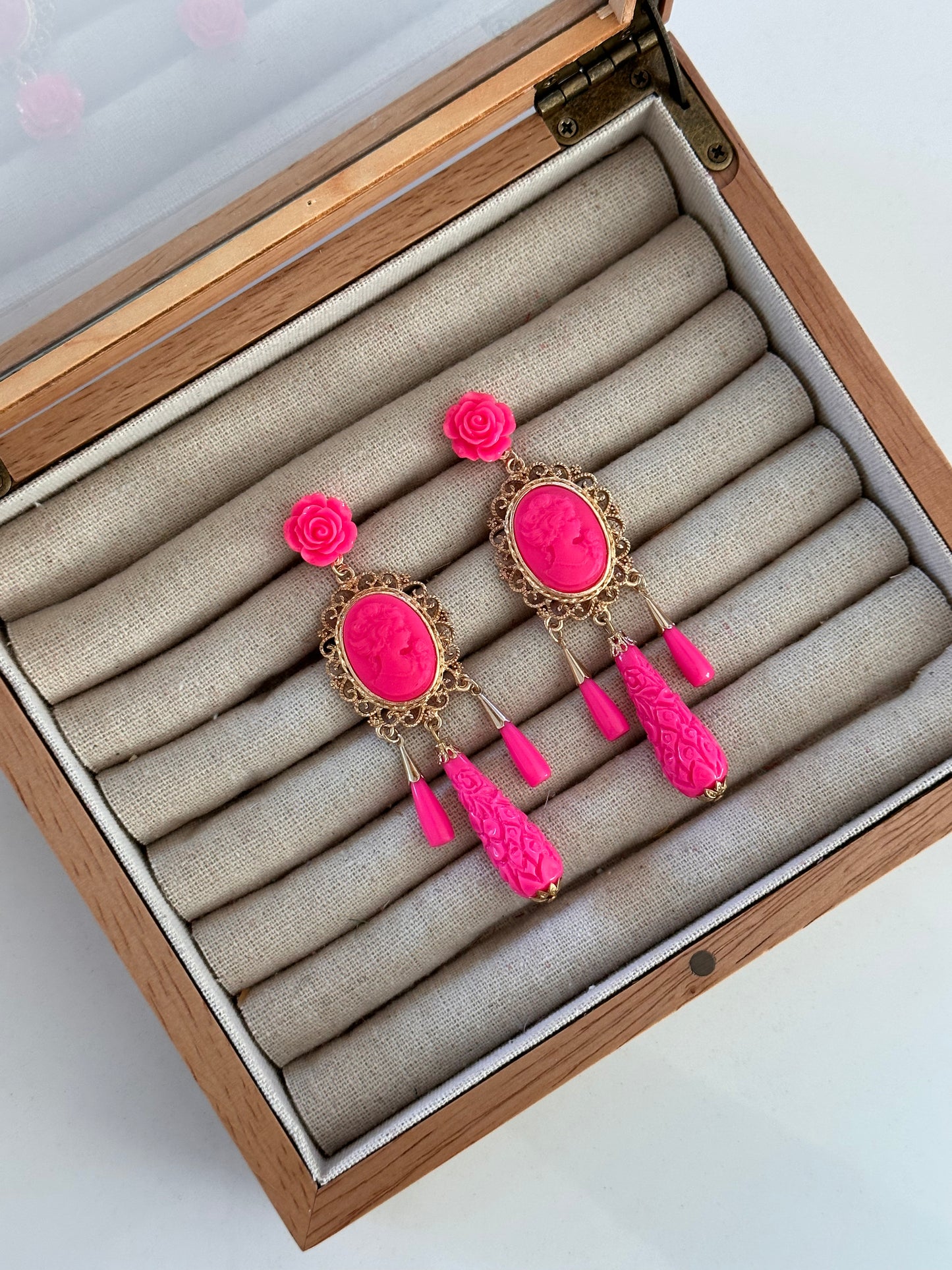 Pendientes camafeo fucsia