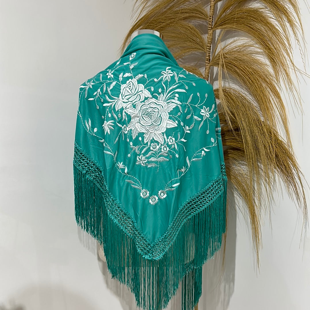 Mantoncillo turquesa bordado blanco