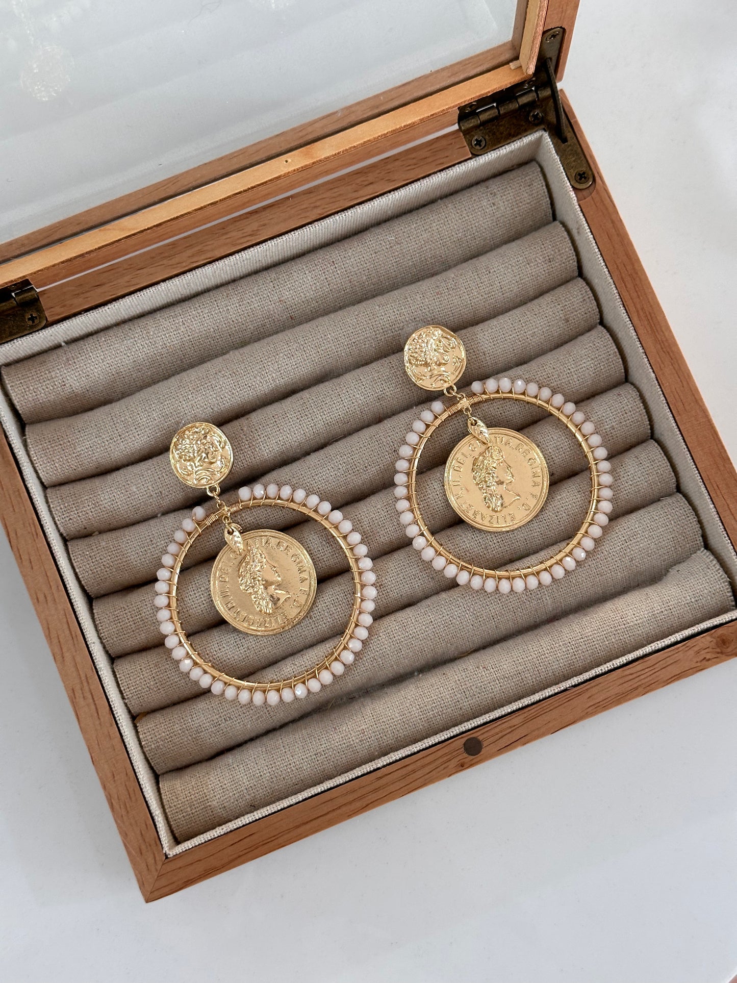 Pendientes moneda beige